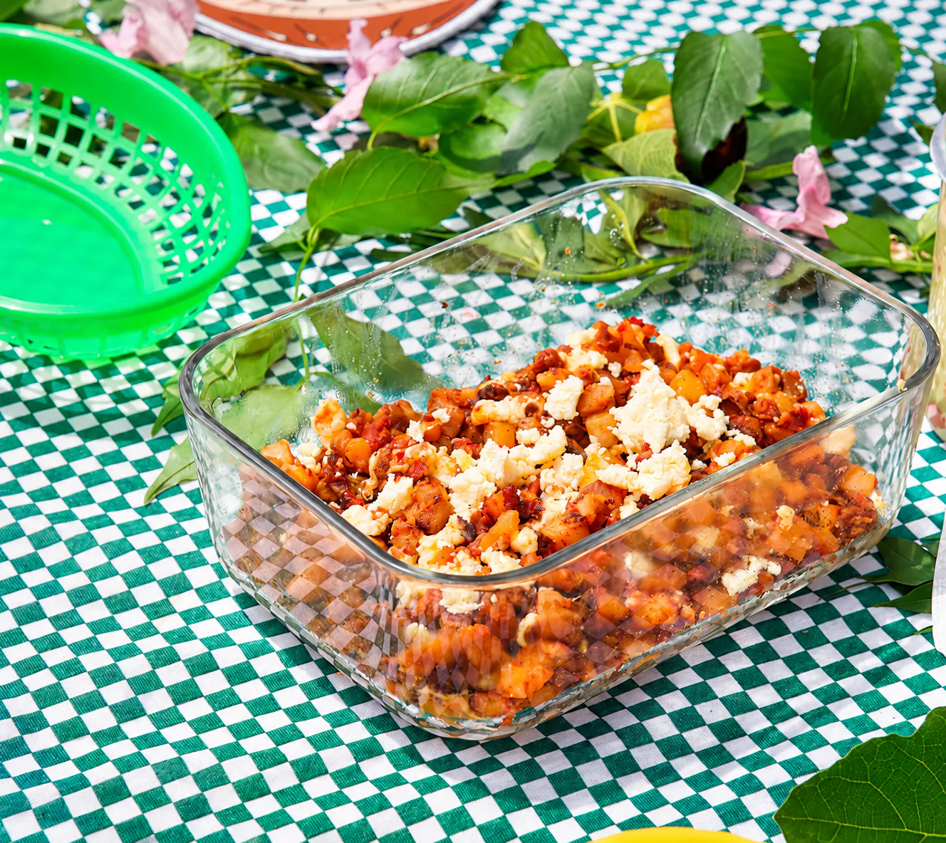 Chorizeta con queso en un refractario de vidrio sobre un mantel a cuadros verdes