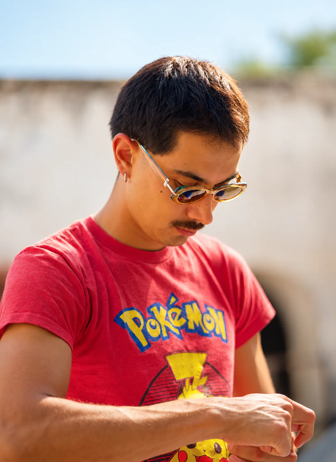 Juan Pablo con lentes de sol y playera roja
